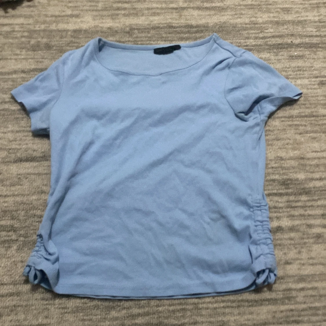 Ljusblå t-shirt med knyt