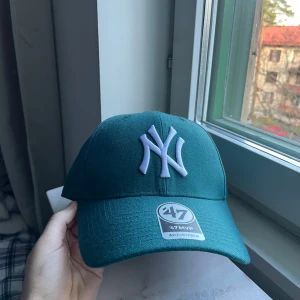 Grön keps från New York Yankees '47 Brand - Justerbar passform. Kepsen är i nytt skick och har en klassisk design som passar alla säsonger. Aldrig använd och mycket bra skick 