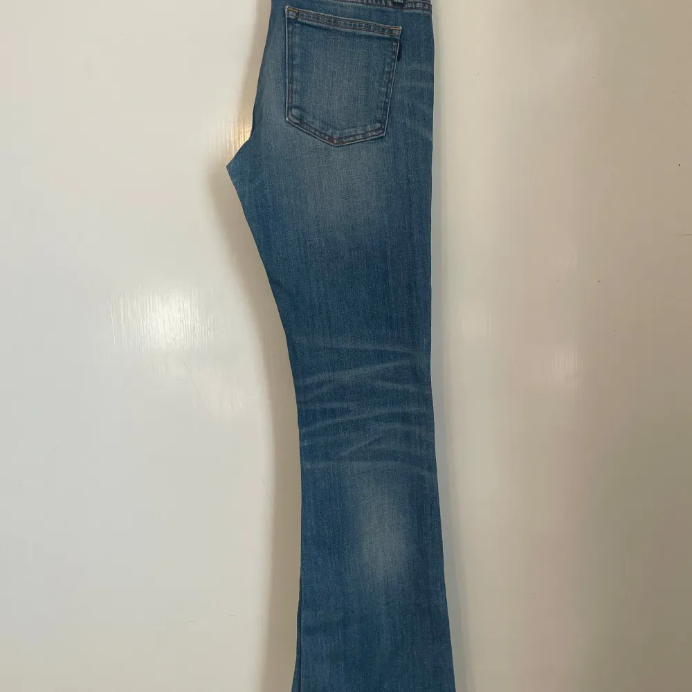 Säljer ett par snygga ultra lågmidjade blå jeans från Crocker i storlek 30/31. De har en klassisk femficksdesign och är i bra skick. Perfekta för vardagsbruk med en bekväm passform. Passar till alla tillfällen!. Jeans & Byxor.