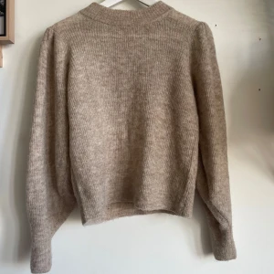 Beige stickad tröja - Säljer en supermysig beige stickad tröja i bra skick. I storlek xs, postar endast🌟