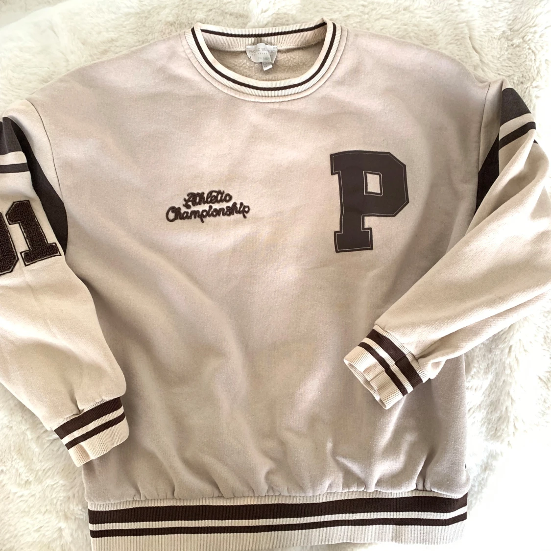 Oversized Beige sweatshirt med bruna detaljer. Beige tröja.  - 91