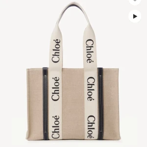 Beige shoppingväska från Chloé - Så snygg väska från Chloé med svarta detaljer och är rymlig!! Köpt second hand utan äkthet bevis där av pris. Nypris 11000. Skriv för fler bilder