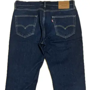 Säljer ett par klassiska levis mörkblå jeansbyxor som är knappt använda. De har en straight passform i storlek 33/30. Priset kan diskuteras vid snabb affär!