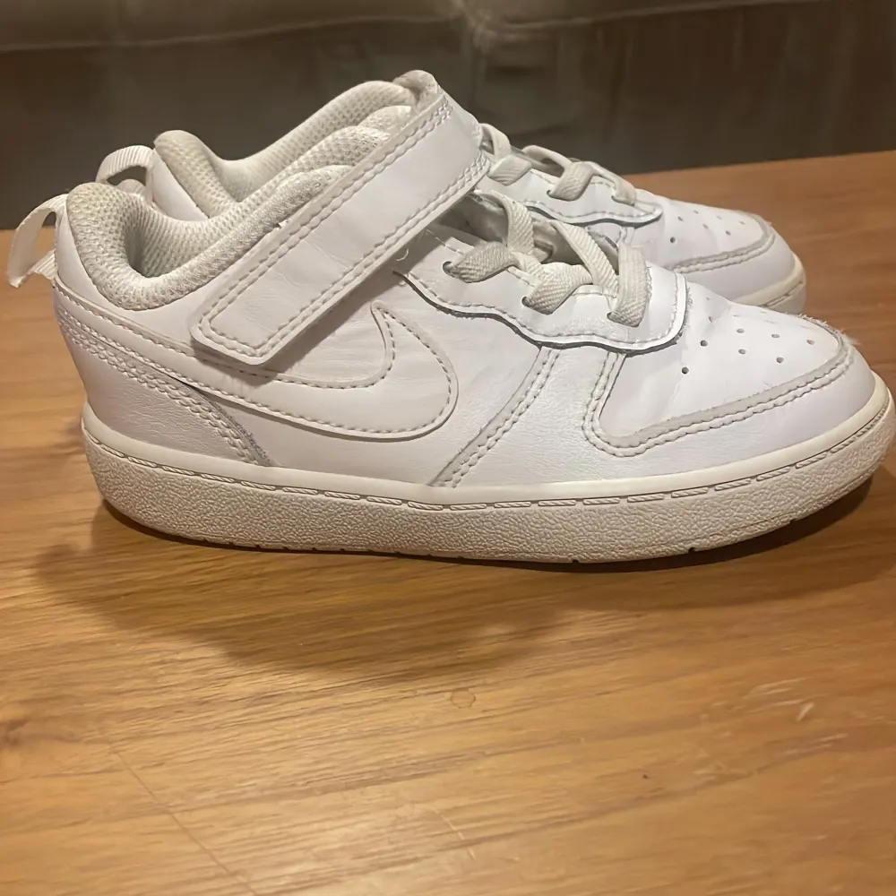 Säljer ett par vita Nike sneakers i mycket bra skick. De har både snörning och kardborreband för extra bra passform. Jag köpte de för någon månads sen tlll min bror för 600 kr men de har tyvärr inte kommit till användning. . Skor.