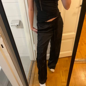Svarta cargopants - Säljer ett par svarta cargopants i bra skick. De har en loose passform och är perfekta för en avslappnad stil. Byxorna har flera fickor och en bekväm midja. Perfekta för höst och vår! Helt oanvända ❣️❣️