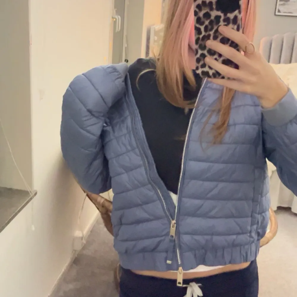 Säljer denna ljusblåa massimo dutti jackan då jag knappt använt den då den inte passar mig i färg o modell osv. Men den är super skön och bekväm och önska verkligen jag kunde ha kvar den! Lappen där storleken står finns ej längre men skulle säga att den är M men passar som S!🩷💘. Takit.