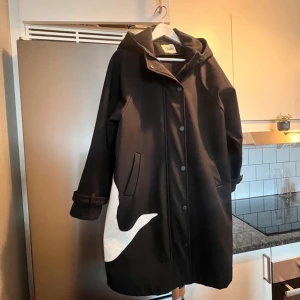 Svart kappa med vit detalj från Beymen - Säljer en stilren svart höstjacka från CalaJade i mycket bra skick. Den har en cool vit detalj på sidan och knappar framtill. Perfekt för höst och vår! Kappan har långa ärmar och en skön passform,fodrad inifrån med fleece.. Passar både till vardags och lite finare tillfällen. Hör av dig vid intresse!Lös i storlek,passar alla storlekar från s-XXL (one size) Nypris 6000kr 