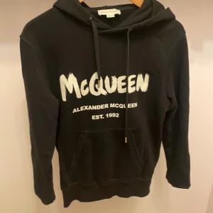 Alexander Mqueen Hoodie - Hej! Säljer nu min hoodie från märket Alexander mqueen , storlek S, mycket bra skick, tveka inte på att höra av dig om du har frågor eller funderingar kring skorna!