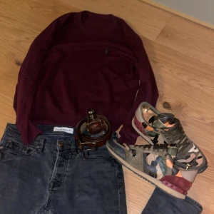 Ralph lauren tröja - (OBS bild 4 visar inte rätt färg på tröjan‼️)Tja, säljer nu denhär riktigt goa raffe tröjan i en otroligt smickrande färg perfekt inför hösten🍁och vintern⛄️. Tröjan är 100% merino ull och riktigt skön! Den är i använt skick och defekter förekommer. Defekter pytte litet hål i nacken (bild 5), små väldigt osynliga fläckar fram på tröjan(bild 4 en av fläckarna)och även ingen necktag! Strl lappen/necktagen är ju borta men uppskattar strl till S/M