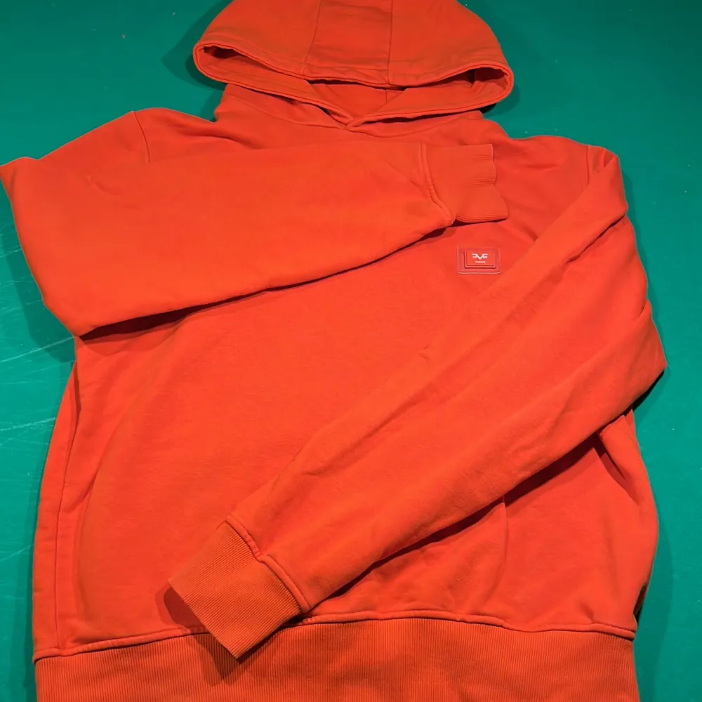 Säljer en snygg orange hoodie från V1969 Italia i storlek M. Den är i bra skick och perfekt för höst och vår. Hoodien har en klassisk design med långa ärmar och en bekväm passform. Perfekt för en avslappnad stil eller träning! Kostar nypris runt 1600. Hör av dig vid frågor och funderingar, mvh Christian . Tröjor & Koftor.