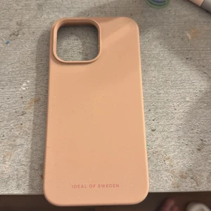 Beige mobilskal från Ideal of Sweden - Säljer ett stilrent beige mobilskal från Ideal of Sweden. Skalet är i mycket bra skick och har en slät yta. Perfekt för att skydda din telefon med stil! 💫 iPhone 14 PRO Max 