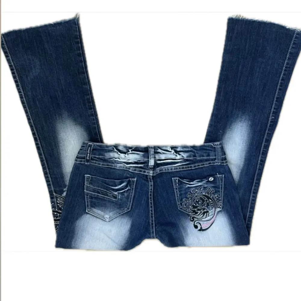 Assnygga jeans från crazy age jeans, säljer pga att de är för korta i benen för min smak 😭 så snygga och jättelågmidjade 😻passar xs/s men någon tidigare ägare har gjort benen kortare så dom passar nog bäst på nån som är typ 160, midjemått: 38,5 innerbenslängd: 73,5 💕. Jeans & Byxor.