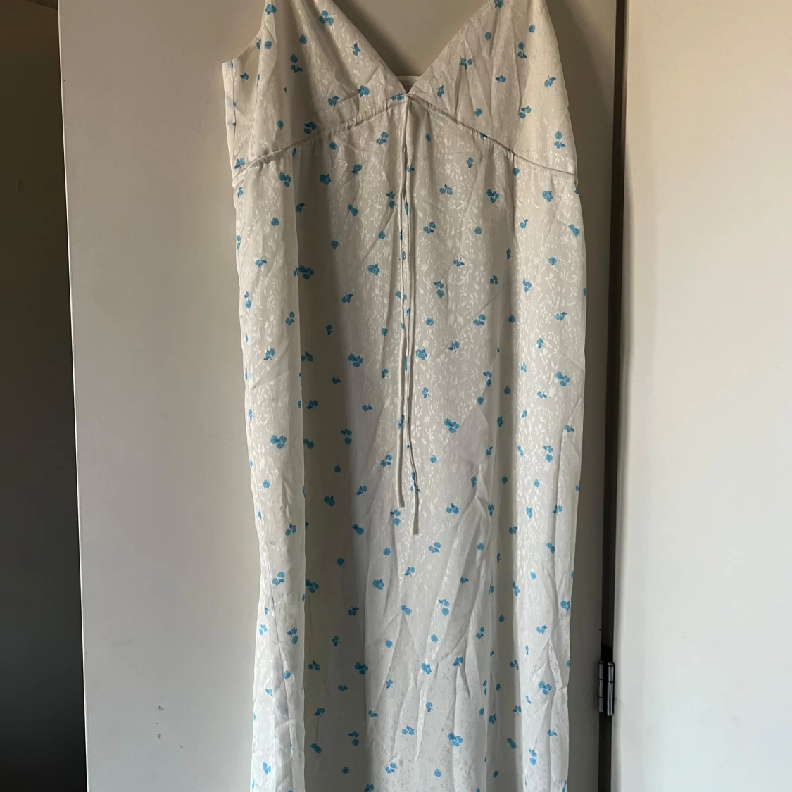 Vit blommig klänning från ADOORE