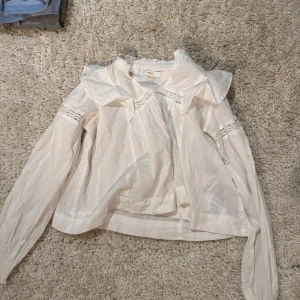 Vit blus - En mycket fin vit blus från Gina Tricot Young i storlek 134/140. Bra skick 
