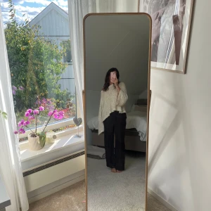 Bruna vida byxor - Säljer ett par bruna linne byxor.  De är perfekta för både sommar, höst och vår. De har vart en stor favorit men kommer inte till så mycket användning längre. De finns vissa slitage men inget jag tycker syns på. 