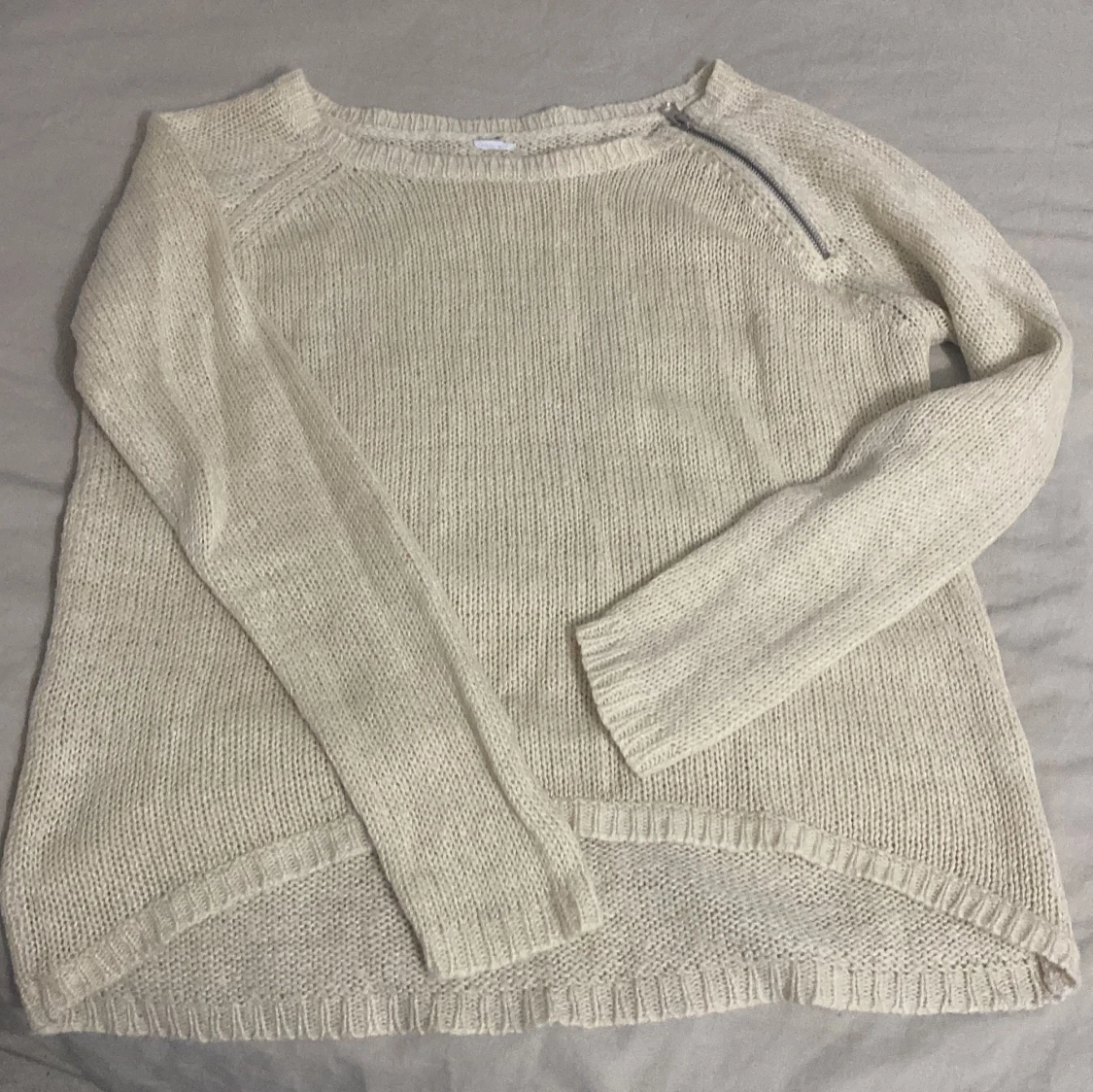 Beige stickad tröja med dragkedja