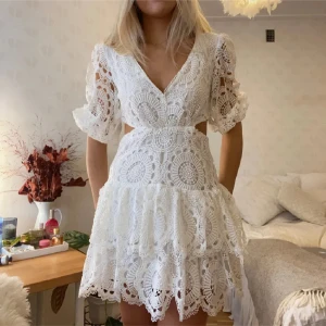 Vit spetsklänning SÖKES - Söker denna! Kan betala bra!