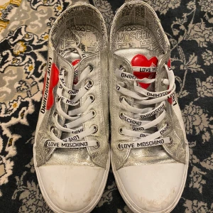 Moschino skor - Säljer mina skitsnygga Moschino skor. De är använda men fortfarande i bra skick, behöver bara tvättas. Skriv för mer bilder💕