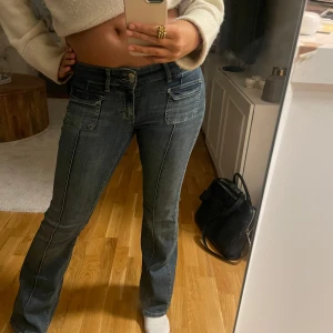 Blå bootcut jeans från Nelly - Säljer ett par snygga blå bootcut jeans från Nelly. Älskar dessa, men försöker rensa så mycket som möjligt!! Har lite slitningar längst ner som ni kan se på sista bilden