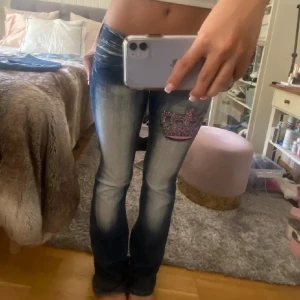 Vintage jeans - Vintage jeans med coola detaljer. Midjemått 35 cm. Innebenlängd 38 cm💕