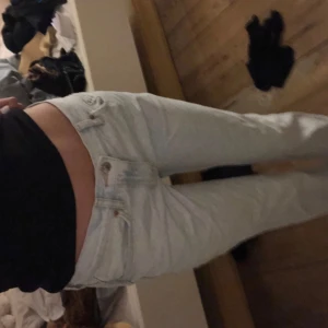 Ljusblå jeans - Säljer ett par ljusblå jeans i bra skick. De är midwaist och kan matchas med det mesta i garderoben. Passformen är straight och de är superbekväma att ha på sig.säljer pågrund av att dom inte kommer till någon användning längre 