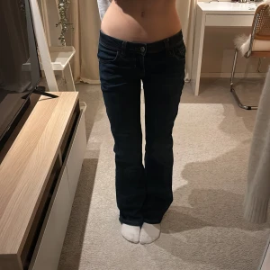 mörkblå lågmidjade jeans från h&m storlek 34 - säljer dessa superfina jeansen då dem inte kommer till använding                                              ‼️dem är uppsprätta och passar mig i längden som är 170 cm‼️                                                        midjemått: ca 35cm innerbenslängd: ca 80cm. köpta för 400kr💘