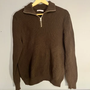 Brun stickad tröja från Zara - Säljer en snygg brun stickad tröja från Zara. Perfekt för kyliga höst- och vinterdagar. Tröjan är i perfekt skick och passar både till vardags och lite finare tillfällen. Skriv om det finns frågor!