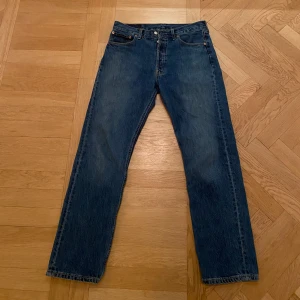 Levis 501 - Tja! Säljer dessa sjukt snygga och klassiska jeansen från märket Levis. Storleken är W34L32 men sitter som 32 i midjan. Skicket är otroligt bra. Hör av dig om mått eller annat.