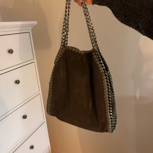 Kedje väska - Grå Stella liknande väska. Bra skick inga defekter