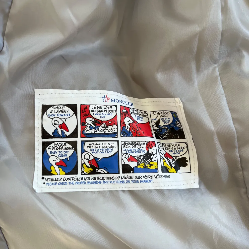 Säljer en snygg grå pufferjacka från Moncler i helt nytt skick. Jackan är perfekt för vintern med sin varma och quiltade design. Den har en praktisk dragkedja och en justerbar huva. Storleken är herr S , och den är superbekväm och stilren. Perfekt för kalla dagar! ❄️. Takit.