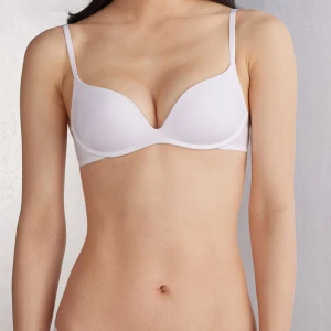 Vit intimissimi bh med push up och smala axelband - Säljer den virala intimissimi bh:n , Snygg och enkel vit bh med smala axelband och en slät design. Perfekt för vardagsbruk under alla typer av kläder. Den har en bekväm passform och ger bra stöd.