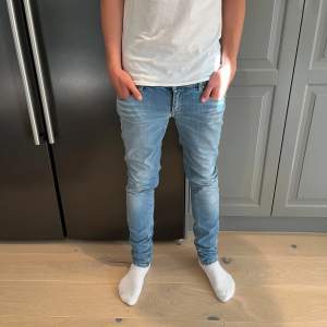 Utförsäljning ‼️| Stilrena Dondup Jeans i storlek 28 | Passar dig mellan 160-173! | Modellen på bilden är 176cm dvs lite korta | Tveka inte på att skriva om du har frågor eller funderingar💫