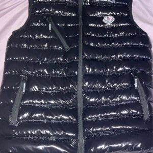 Moncler vest - Helt ny. Riktigt fint ny Moncler vest. Vill sälja den pga den är passar inte min stil. Kan skicka mer bilder om nån vill köpa. pris kan diskuteras.