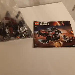 Säljer ett LEGO Star Wars set med nummer 75145. Setet innehåller en byggsats med delar i en plastpåse och en instruktionsbok. Perfekt för Star Wars-fans som gillar att bygga och samla. Setet verkar vara komplett och redo för nya äventyr i galaxen! Komplett med beskrivning