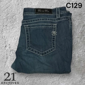 MISS ME JEANS - C129: 34 w 📌Midja rakt över: 44 cm 📌Innerbenslängd: 73 cm 📌Ytterbenslängd: 95 cm 📌Skriv gärna om ni har frågor 📌