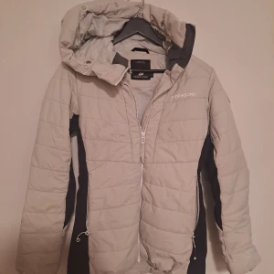 Didrikson - Höst/vinterjacka  Finns nån enstaka fläck som jag ej vet om den går bort i tvätten. Se bilderna