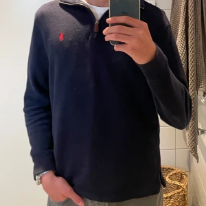 Ralph lauren halfzip - Säljer denna feta Ralph lauren tröja då jag växt ur den. Den är i färgen marin blå och storlek S. Bara skriva vid fler frågor :)