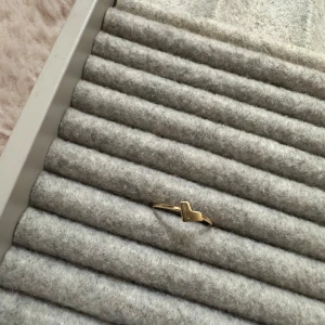 Guldfärgad ring med hjärta - Säljer en söt och enkel guldfärgad ring med ett litet hjärta på. Perfekt för att ge en subtil touch av kärlek till din outfit. Passar bra till både vardag och fest. 💛