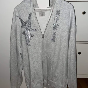 One of One hoodie grå - Otroligt fin One Of One hoodie med det klassiska trycket. Använd 5 gånger sedan nyköp, kvitto finns kvar.  Oerhört fint skick, inga tecken på användning. Storlek XL Tar bud men undvik scambud :)