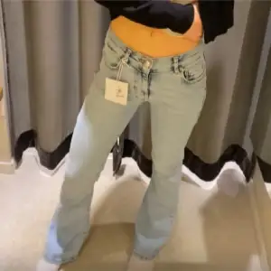 Jätte fina trendiga never denim ljusblå lågmidjade,utsvängda jeans från bikbok som är nyköpta. ljublå jeans med liten av en washed look. jeansen har fyra fickor och en silvrig dragkedja samt knapp! Super populär och eftertraktad jeans. Storlek xs/31