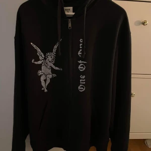 One of One hoodie svart - Otroligt fin One Of One hoodie med det klassiska trycket. Använd 5 gånger sedan nyköp, kvitto finns kvar.  Oerhört fint skick, inga tecken på användning. Storlek XL Tar bud men undvik scambud :)