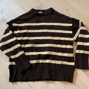 Stickad tröja - Stickad tröja 58 cm från axel till nederkant 55 cm bröstmått