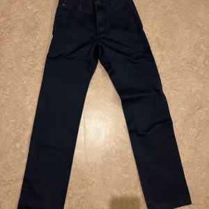 Mörk blåa byxor - Säljer ett par mörk blåa byxor/jeans från märket Marwin. Barnstl W23. Knappt använda i perfekt skick 10/10.