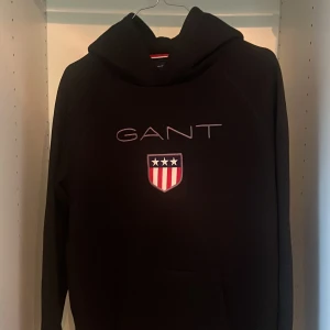 Gant hoodie . - Säljer en jättefin gant hoodie aldrig använd. Storlek 176 cm.👌😝