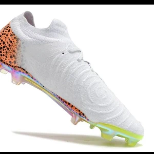 Nike phantom fotbollskor  - Använda en gång men är i helt nytt skick 