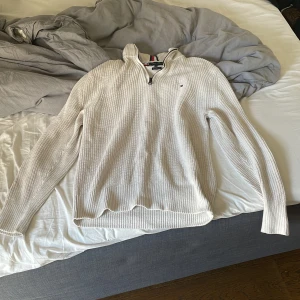 Tommy hilfiger tröja - Säljer denna stickade tröja för jag inte använder den längre, den är storlek xs men är väldigt stor i storleken så passar garanterat small också. Hör av dig vid fler frågor. 1099 kr ny pris mitt 500 kr