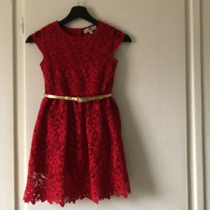 Röd klänning 👗  - Skicket är utmärkt andvänd få gånger.👗skärp går att ta bort🤗