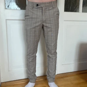 Chinos - Rutiga chinos i nyskick/braskick ”använt fåtal ggr”  Storlek W-28 L-30