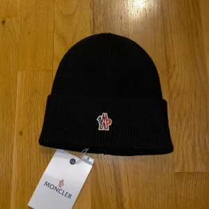 Moncler mössa - Helt ny med tag