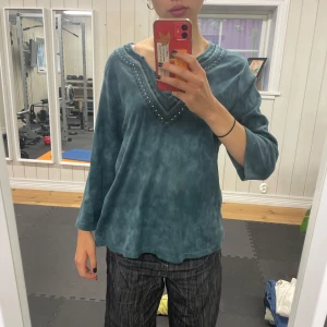 Tröja - Tröja med trekvartsärmar i fina detaljer vid halsringningen. Skönt material och i toppen skick. Skriv om du har frågor ☺️